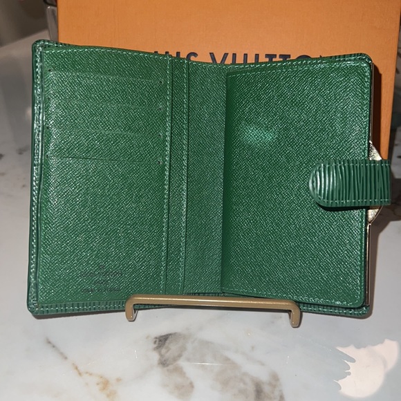 📣📣SOLD📣📣RARE LOUIS VUITTON Green Epi Leather French Purse - Picture 7 of 11